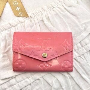 AUTHENTIC Louis Vuitton Vernis 4 Key Holder Pomme D'Amour key holder. Color:Pink